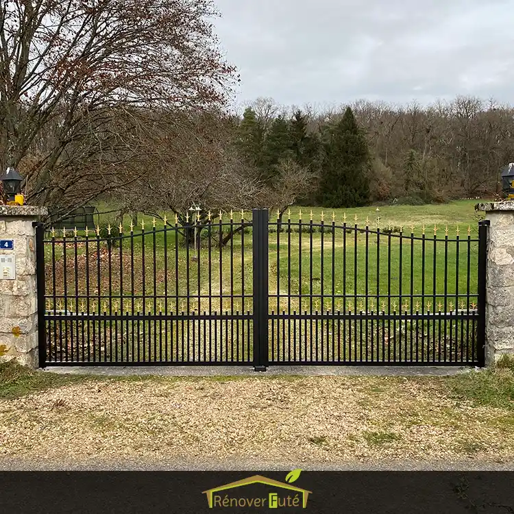 Portail motorisé en fer forgé - vue avant