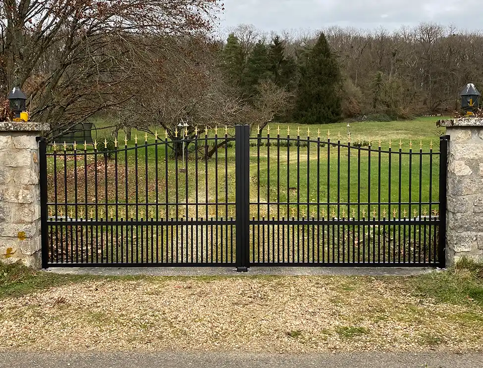 Portail motorisé en fer forgé