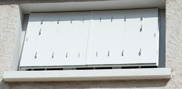 Persiennes, volets sur-mesure en position fermée et projection