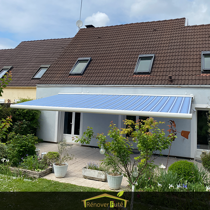 Rendu final du store banne bleu grande longueur