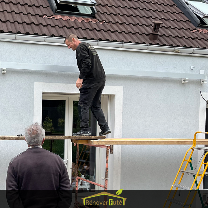 Vérification de la mise à niveau des fixations du store banne bleu grande longueur