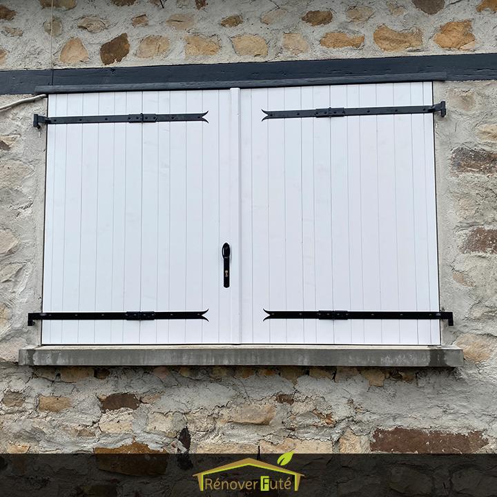 Volet battant bois fermé avec serrure