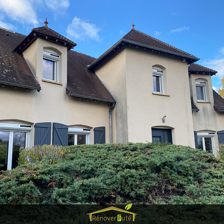 Fenêtres, volets roulants & porte d'entrée à l'avant du pavillon