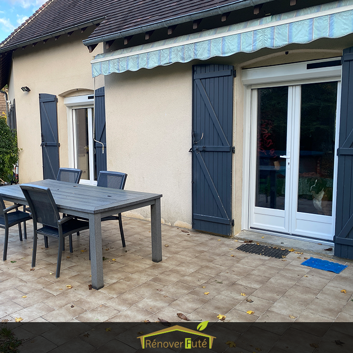 Fenêtres et volets roulants sur la terrasse du pavillon