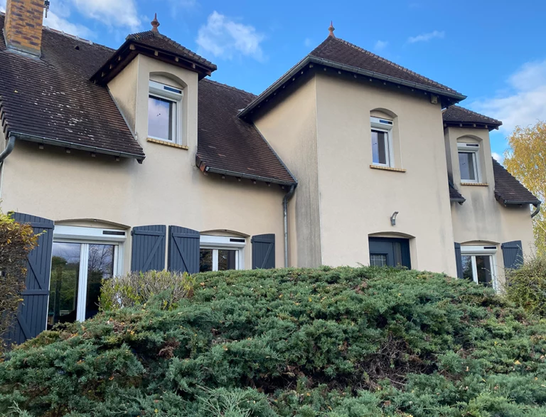 Fenêtres, volets roulants & porte d'entrée sur un pavillon