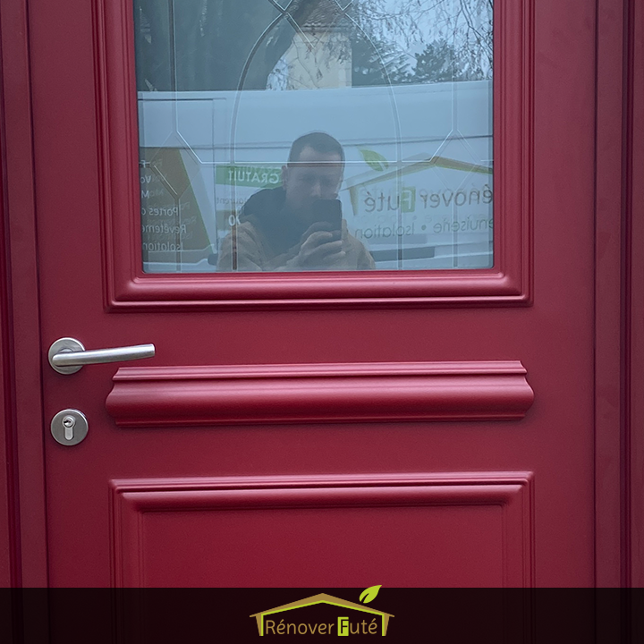 Porte d'entrée rouge basque - détails de la porte vue extérieur