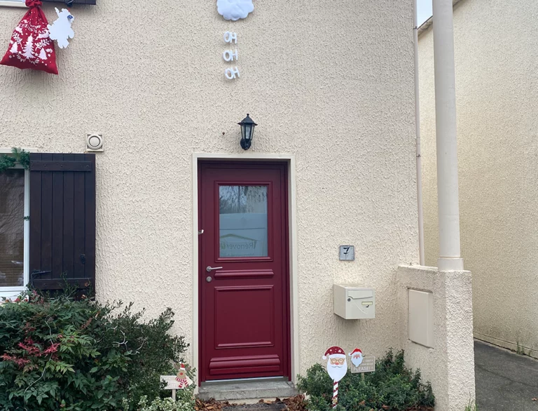 Porte d'entree rouge basque