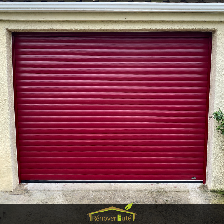 Vue de face de la porte de garage enroulable