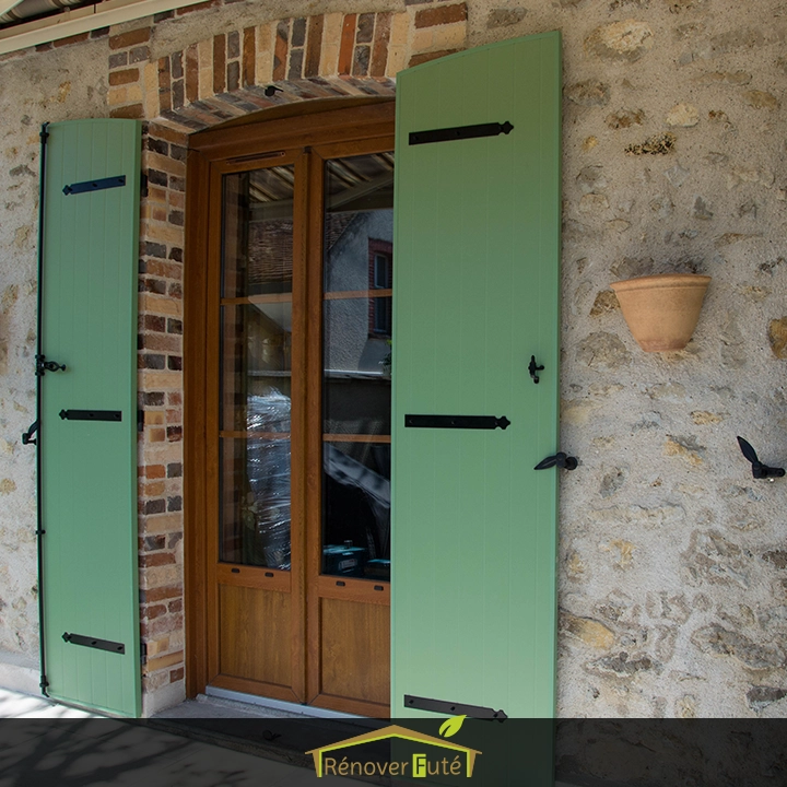 Volets battants en aluminium sur porte fenêtre