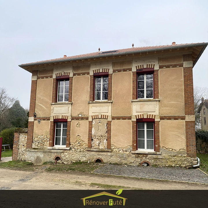 Pose des volets roulants solaires rouge pourpre
